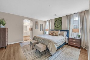 Een bureau, reisbedje, wifi, beddengoed