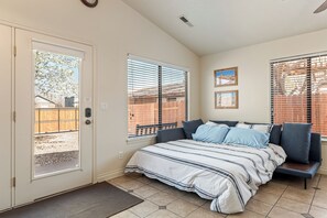 1 bedroom, iron/ironing board, free WiFi, bed sheets - Zion's Hidden Home in Hurricane (Hurricane)