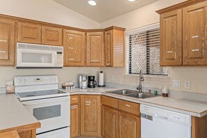Fridge, microwave, oven, stovetop - Zion's Hidden Home in Hurricane (Hurricane)