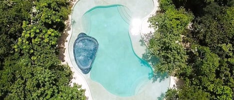 Piscina externa, espreguiçadeiras