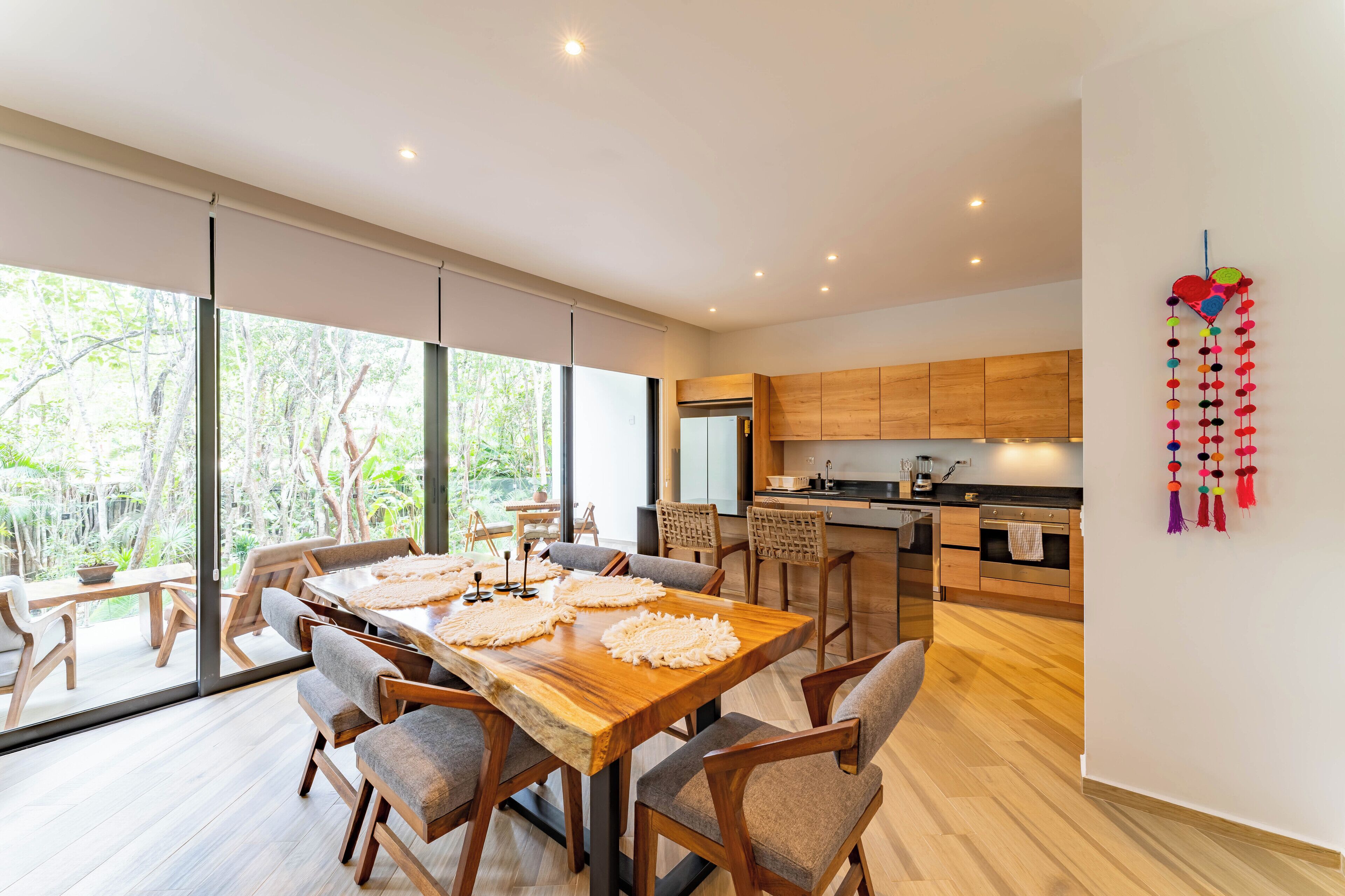 Een moderne keuken met houten kastjes en een groot eiland.