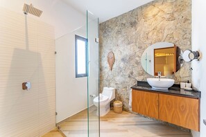 Condo luxo, varanda, vista para o resort | Banheiro | Toalhas de banho, sabonete, shampoo, papel higiênico