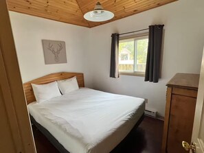 Desk, free WiFi, bed sheets - Cozy Two-Bedroom Cabin - 25 min to Blue Mountain, 3 min Walk to Beach (Wasaga Beach)