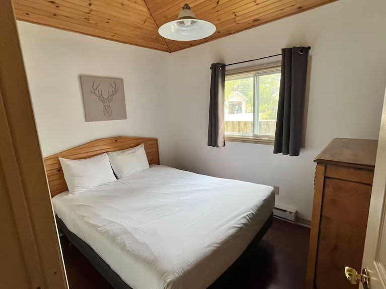 Cozy Two-bedroom Cabin - 25 Min To Blue Mountain, 3 Min Walk To Beach - Wasaga Beach