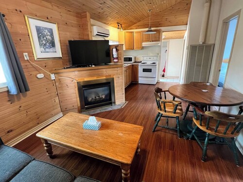 Cozy Two-Bedroom Cabin - 25 min to Blue Mountain, 3 min Walk to Beach