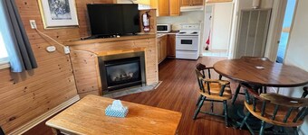 Cozy Two-Bedroom Cabin - 25 min to Blue Mountain, 3 min Walk to Beach