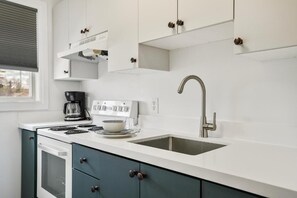 Private kitchen - Cozy 2 Beds Apartment -25 min to Blue Mountain, 3 min walk to Beach (Wasaga Beach)