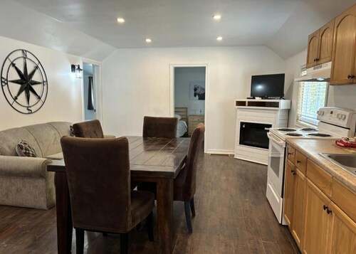 Cozy Four-Bedroom Cottage - 25 min to Blue Mountain, 3 min Walk to Beach