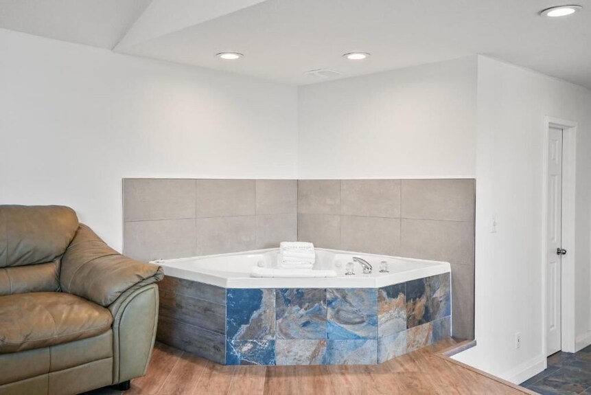 Luxury Apartment With Jacuzzi Tub - 25 Min To Blue Mountain, 3 Min Walk To Beach - 와사가 비치