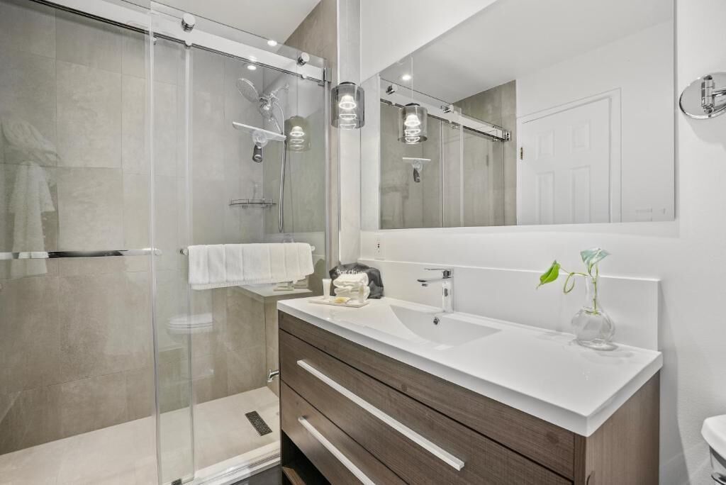 Douche, baignoire à jets, sèche-cheveux, serviettes fournies