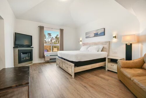 Luxury Apartment with Jacuzzi Tub - 25 min to Blue Mountain, 3 min walk to Beach