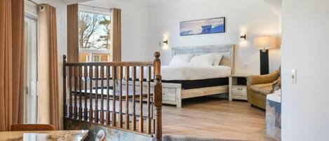 Escritorio, wifi gratis y ropa de cama