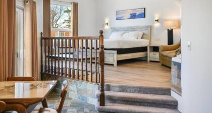 Luxury Apartment with Jacuzzi Tub - 25 min to Blue Mountain, 3 min walk to Beach