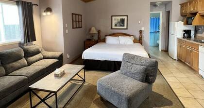 Jacuzzi Cabin - 25 min to Blue Mountain, 3 min Walk to Beach