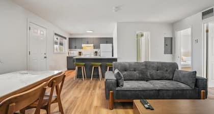 Modern Two-Bedroom Suite - 25 min to Blue Mountain, 3 min walk to Beach