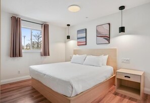 2 bedrooms, desk, free WiFi, bed sheets - Modern Two-Bedroom Suite - 25 min to Blue Mountain, 3 min walk to Beach (Wasaga Beach)