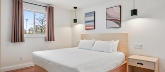 Modern Two-Bedroom Suite - 25 min to Blue Mountain, 3 min walk to Beach