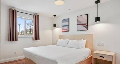 Modern Two-Bedroom Suite - 25 min to Blue Mountain, 3 min walk to Beach