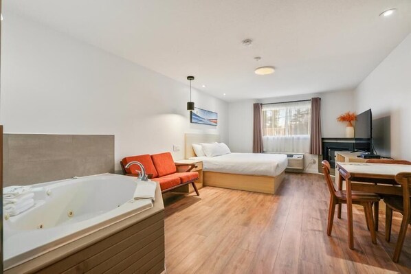 Desk, free WiFi, bed sheets - Cozy Apartment with Jacuzzi Tub - 25 min to Blue Mountain, 3 min Walk to Beach (Wasaga Beach)