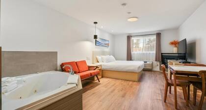 Cozy Apartment with Jacuzzi Tub - 25 min to Blue Mountain, 3 min Walk to Beach