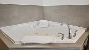 Ducha, secador de pelo y toallas