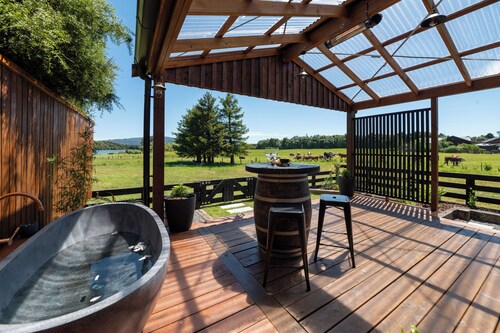 Kōtare Lakeside Retreat - Luxury Cabin in Waikite Valley for the ultimate escape