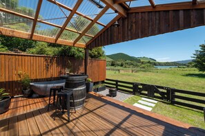 Terrace/patio - Kōtare Lakeside Retreat - Luxury Cabin in Waikite Valley for the ultimate escape (Waiotapu)