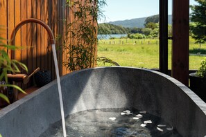 Spa - Kōtare Lakeside Retreat - Luxury Cabin in Waikite Valley for the ultimate escape (Waiotapu)