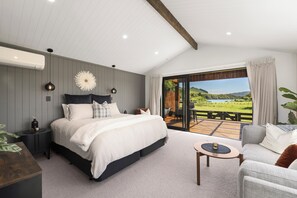 Room - Kōtare Lakeside Retreat - Luxury Cabin in Waikite Valley for the ultimate escape (Waiotapu)
