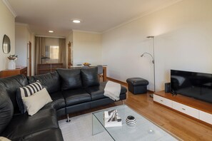 TV - Pico Views – Sea-view Apartment (Câmara de Lobos)