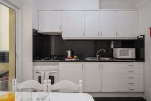 Een koelkast, een microgolfoven, een oven, een kookplaat