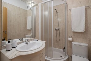Shower, hair dryer, towels - Pico Views – Sea-view Apartment (Câmara de Lobos)