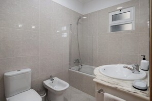 Shower, hair dryer, towels - Pico Views – Sea-view Apartment (Câmara de Lobos)