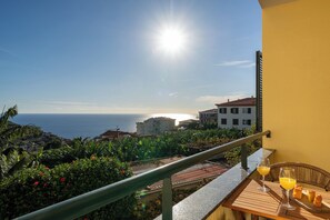 Outdoor dining - Pico Views – Sea-view Apartment (Câmara de Lobos)
