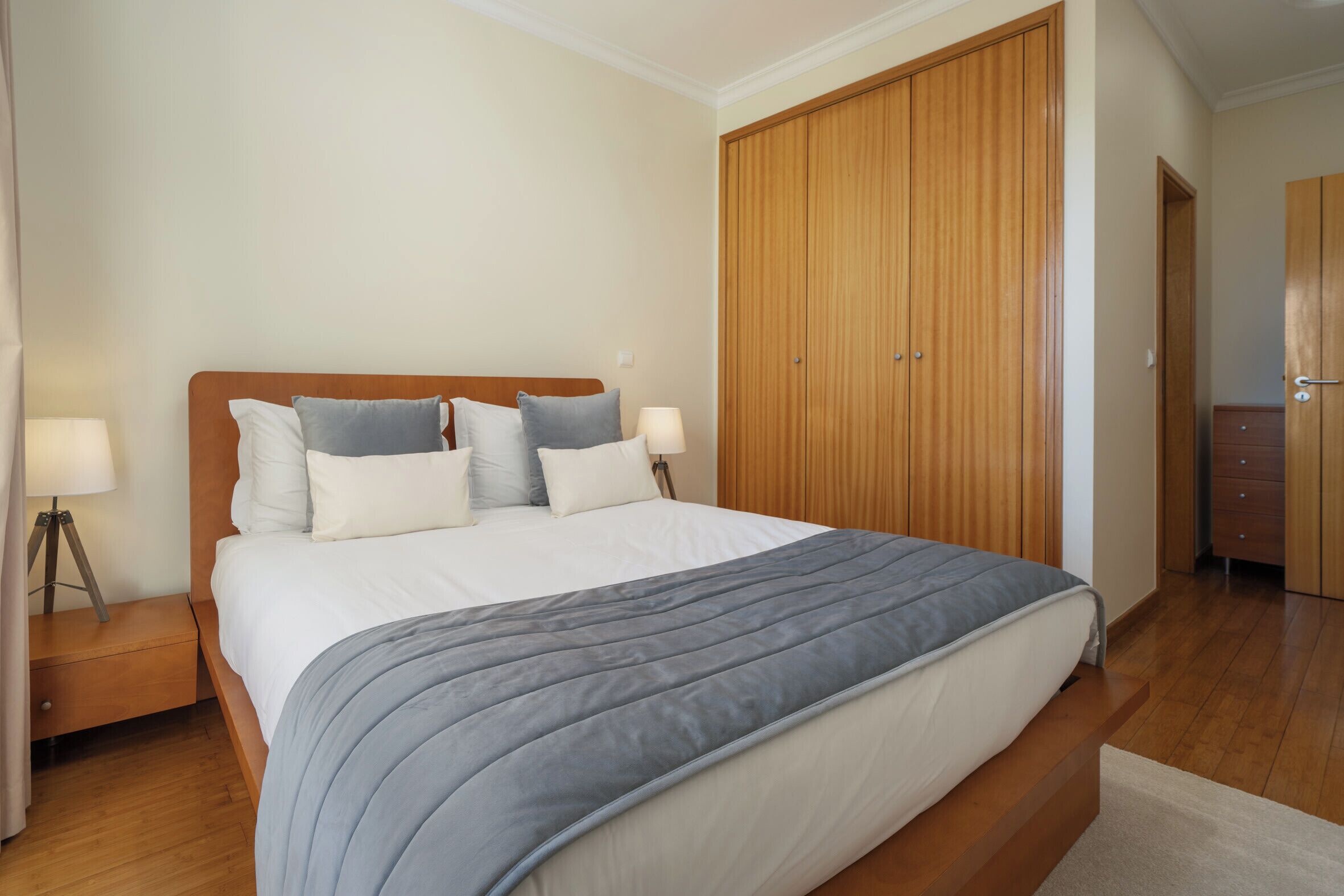 2 habitaciones, tabla de planchar con plancha, wifi y ropa de cama 