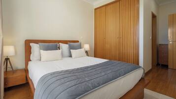 2 habitaciones, tabla de planchar con plancha, wifi y ropa de cama