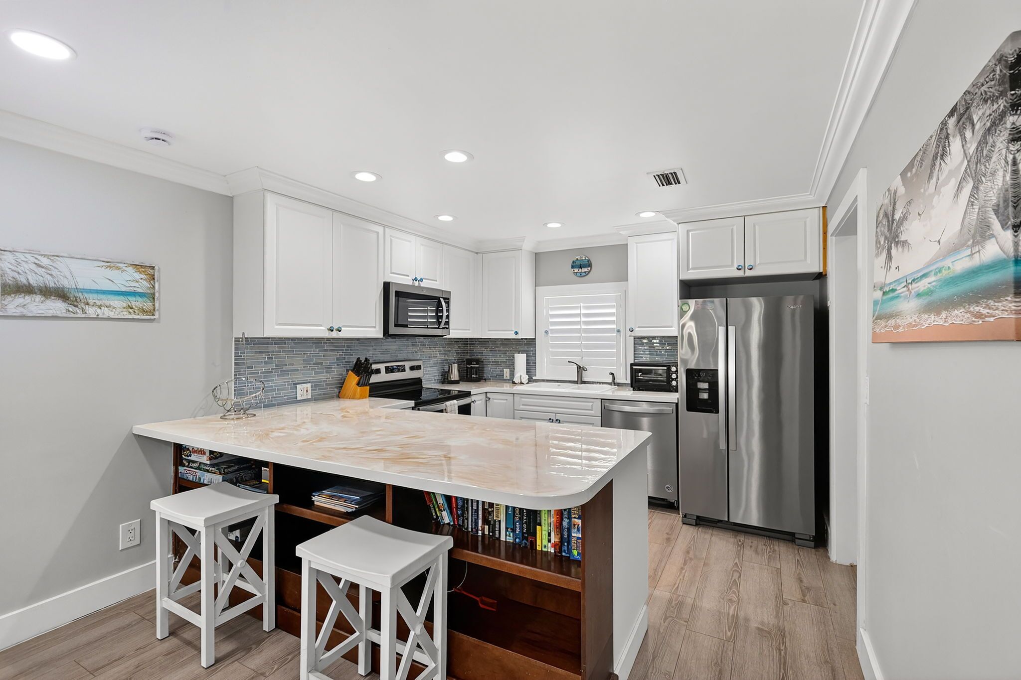 Mikrobølgeovn, ovn, kokeplater og oppvaskmaskin