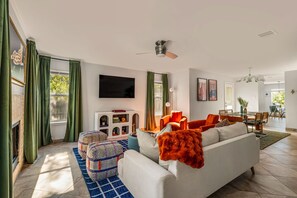 Smart TV, chimenea, videojuegos, futbolito