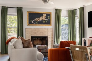 Televisión, chimenea, videojuegos y futbolito 