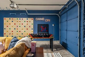 Smart TV, chimenea, videojuegos y futbolito
