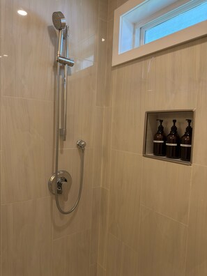 Shower, hair dryer, towels, soap - Ocean & peak Retreat (Nanaimo)