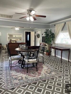 Dining - Quiet Downtown Retreat — Family-Friendly, Work-Ready, Cozy Comfort (Bentonville)