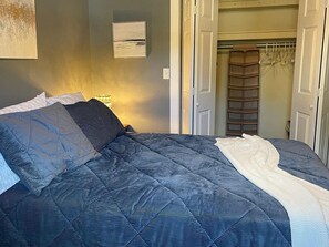 Desk, iron/ironing board, free WiFi, bed sheets - Quiet Downtown Retreat — Family-Friendly, Work-Ready, Cozy Comfort (Bentonville)