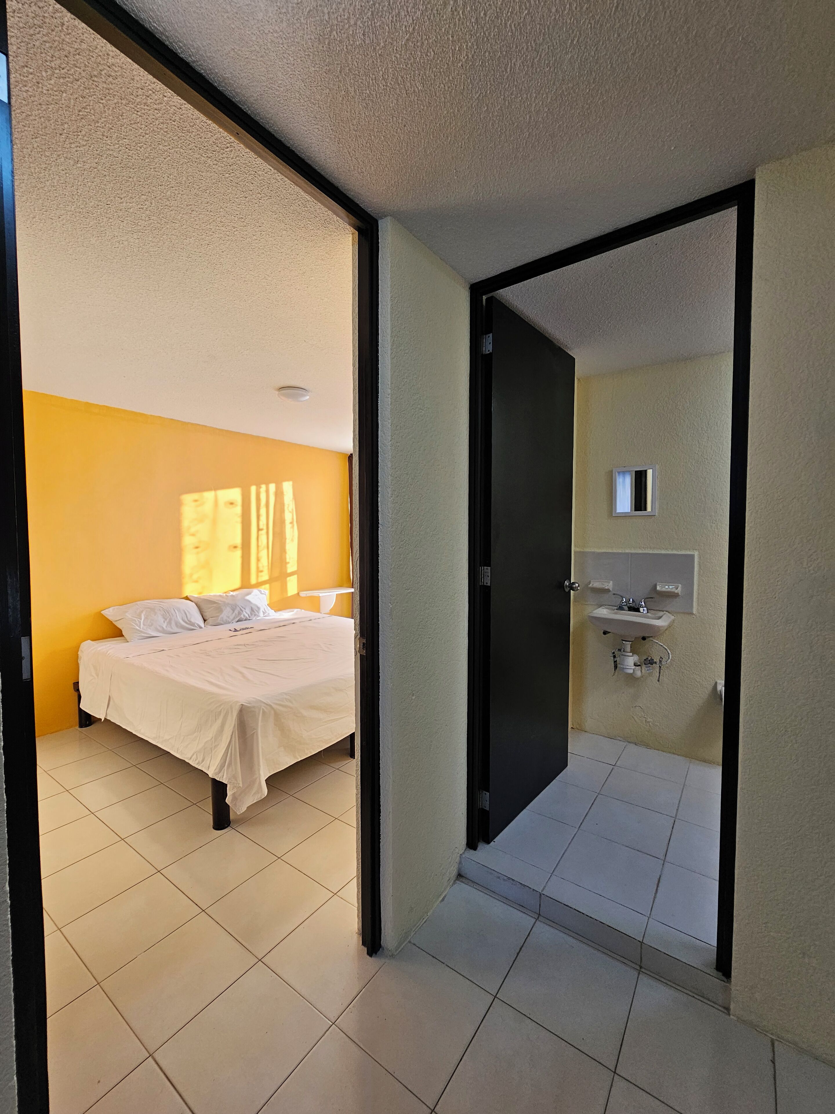 Tabla de planchar con plancha, wifi, ropa de cama