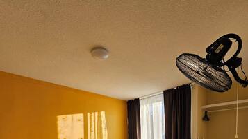 Silitysrauta/-lauta, Wi-Fi, vuodevaatteet