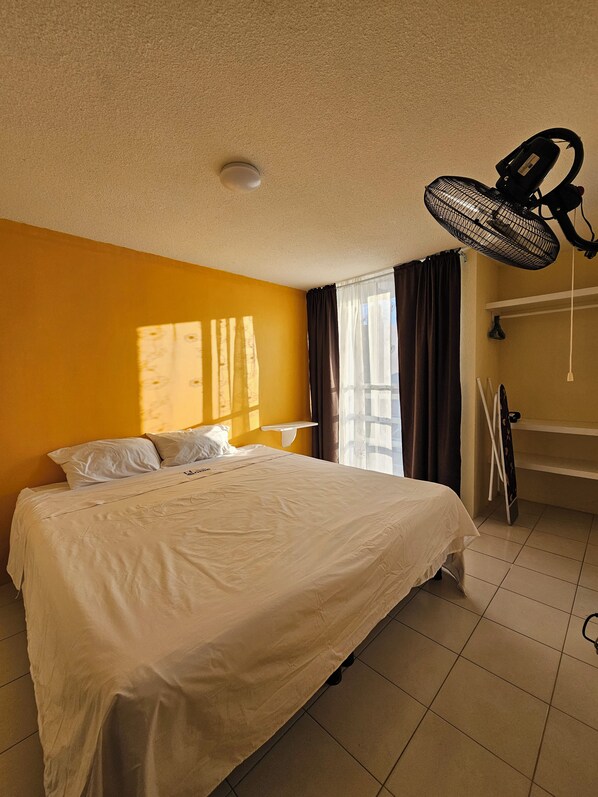 Silitysrauta/-lauta, Wi-Fi, vuodevaatteet