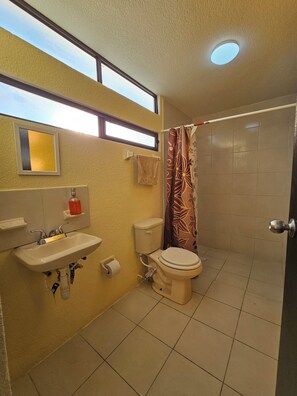 تجهيزات دش، مجففات شعر، مناشف، ورق حمّام