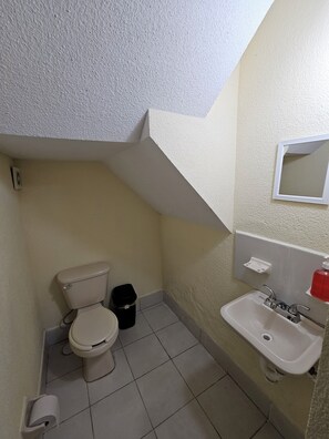 Suihku, hiustenkuivaaja, pyyhkeet, vessapaperi