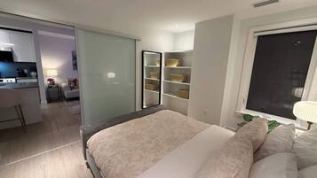 Iron/ironing board, WiFi, bed sheets