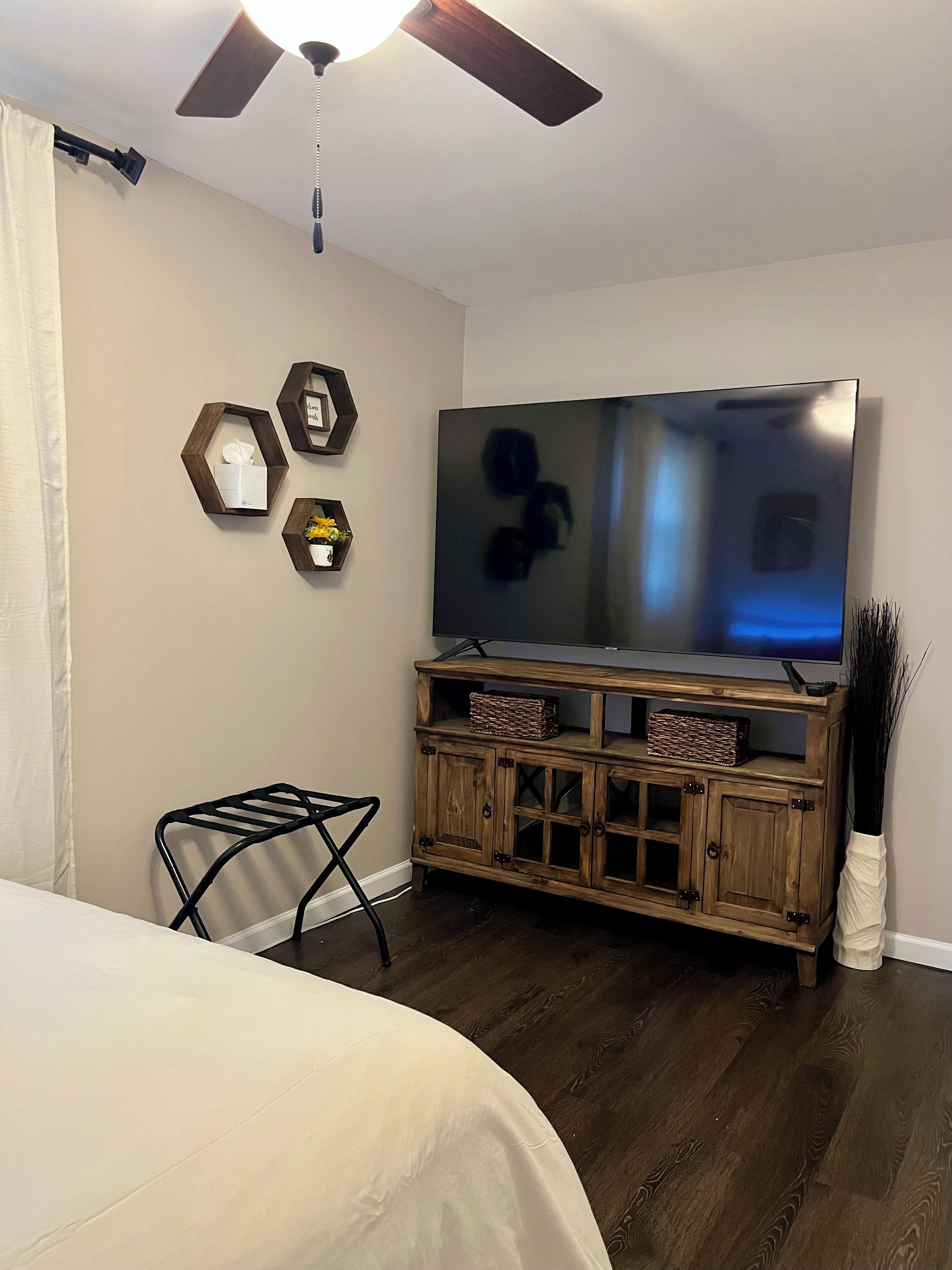 Een strijkplank/strijkijzer, wifi, beddengoed